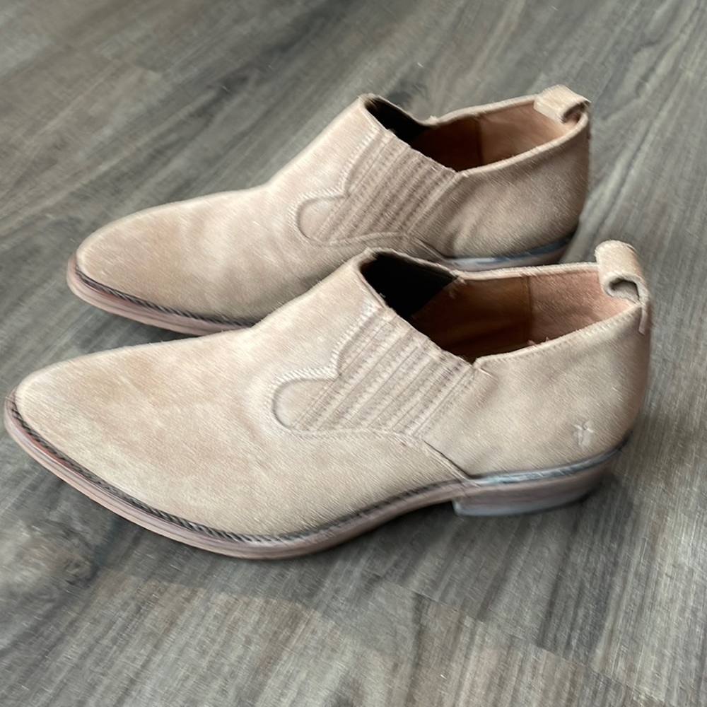 Women's Like New Frye Billy Shootie Suede Booties in light tan, Size 8